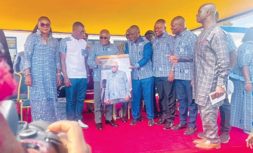 President Nana Addo Dankwa Akufo-Addo (3rd from left) receiving a potrait from  Joseph Oddei (4th from left), President of the Kinbu Old Students Association