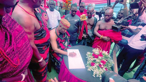  Nii Tackie Teiko Tsuru II, Ga Mantse, signing the book of condolence