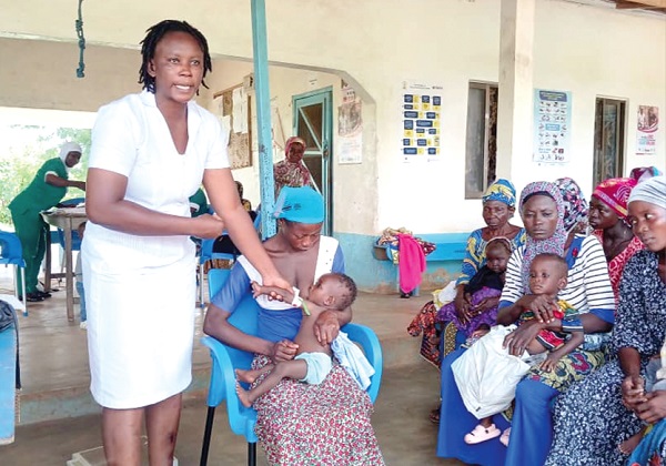 Mary Adengiba, Nutrition Officer at the Karaga health centre, demonstrating how malnourished children are diagnosed
