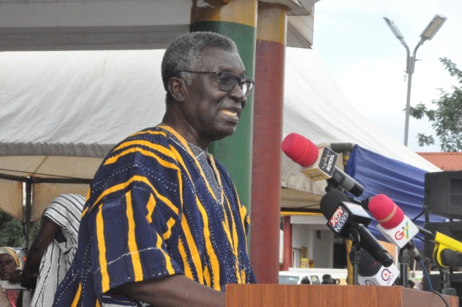 Togbe Afede XIV, Agbogbomefia of Asogli, arriving at the durbar