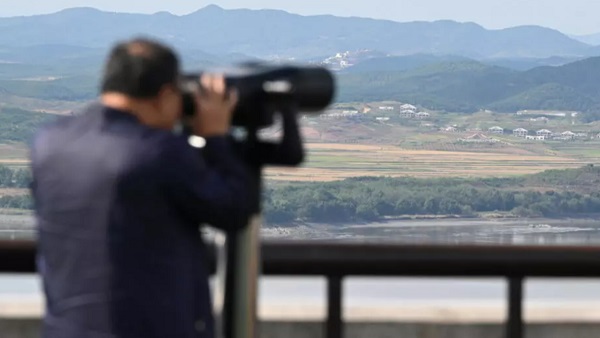 A man uses binoculars to look at the North Korean side of the Demilitarised Zone from South Korea's Odusan Unification Observatory in Paju. © Jung Yeon-je, AFP