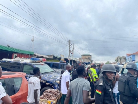 Some police officers at the scene of the incident to calm the situation 
