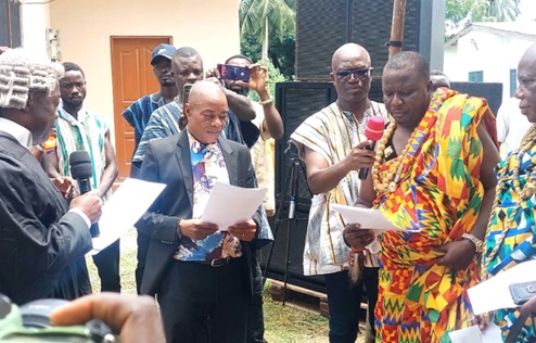  Nene Nuer Keteku IV (left), the President of the Agortime Traditional Council, and the members being sworn into office by Albert Annor-Owusu, Judge, Ho Magistrate Court, during the ceremony