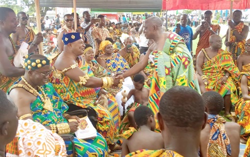  Nana Bobie Ansah II (seated), Bonwirehene, welcoming Simon Osei Mensah, the Ashanti Regional Minister, to the durbar. Picture: EMMANUEL BAAH