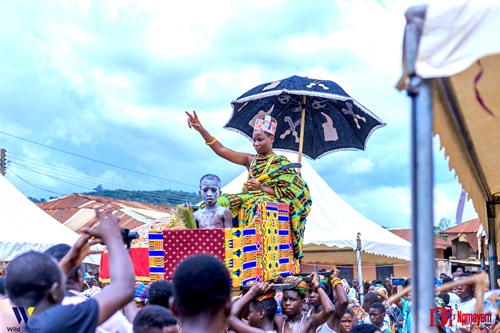 A pupil chief riding in a palanquin