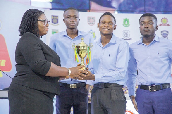 Joyce Adu, Director Legal and Coporate Affairs of ICAG presenting the middle zone winners KNUST
