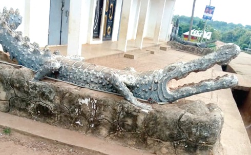 One of the two crocodile statues at the entrance of the palace One of the two crocodile statues at the entrance of the palace