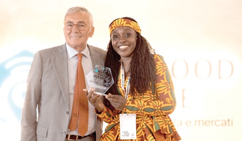  Alberta Nana Akyaa Akosa, Executive Director of Agrihouse Foundation, displaying the prize with Andre Prete, Unioncamere President 