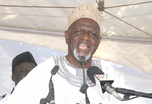 Alhajj Maulvi Bin Salih (left), the Head of Ahmadiyya Muslim Mission, Ghana, addressing the congregation