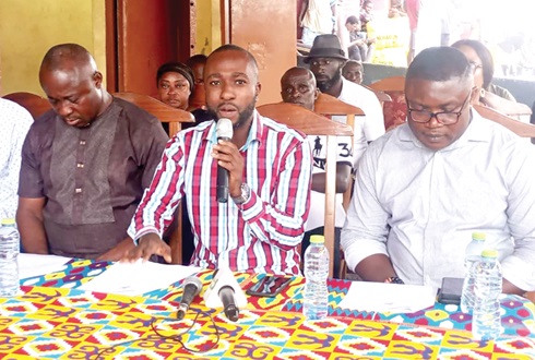 Edward Atobrah Binkley (middle), General Secretary of the Ghana Used Clothing Dealers Association, addressing the press