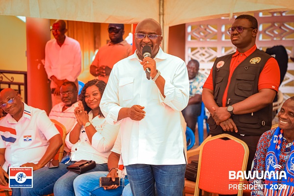  Dr Bawumia addressing the fishermen at Saltpond