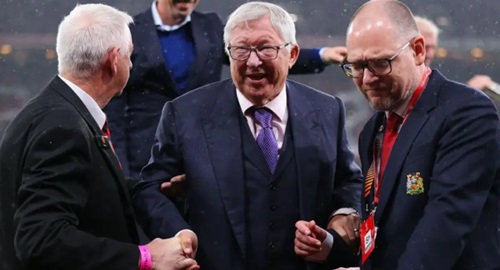 Sir Alex Ferguson (centre) attended Manchester United's 1-1 draw at Old Trafford in the Europa League against Twente last month