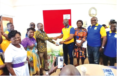 Philip Boateng Mensah (4th from right), Leader of the 1984 Year Group of Pope John SHS presenting a cash of GH¢23,000 to Vincent Kwawu (3rd from left), Head of Internal Audit of the Eastern Regional Hospital