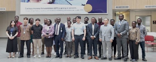  Enoch Lee (7th from left), CEO, Datamaker, and Dr Anim Boamah (5th from left), CEO of UGMC, together with some staff after the signing of the MoU