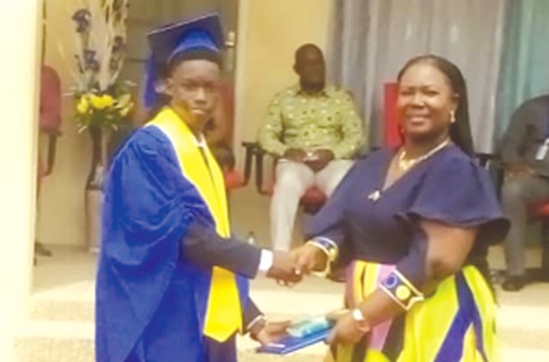 Esi Dugan, the Administrator of the Akosombo VRA School, presenting a prize to one of the graduates
