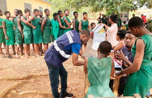 Students in a queue awaiting vaccination against cholera