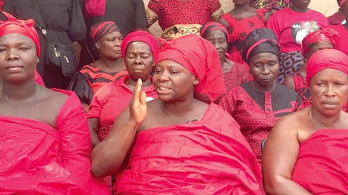 Nanahemaa Darkoa Asante II (middle) addressing the ceremony