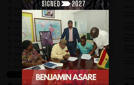 Board of Directors of the club, including Torgbe Afede XI (standing), Dr Nyaho Tamakloe and Vincent Odotei Sowah guiding Benjamin Asare to sign the contract