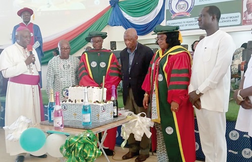 The dignitaries cutting the anniversary cake