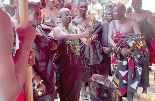 Baffour Yeboah Osei Hwedie II (with sword) swearing the oath of allegiance to Oseadeeyo Dr Frimpong Manso, the Akyem Kotoku Omanhene