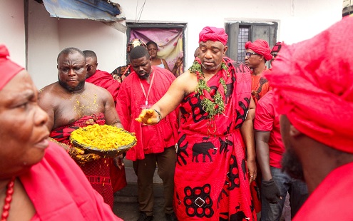 Nii Tackie Teiko Tsuru II (right), Ga Mantse, sprinkling kpokpoi in the various households  Picture: CALEB VANDERPUYE 