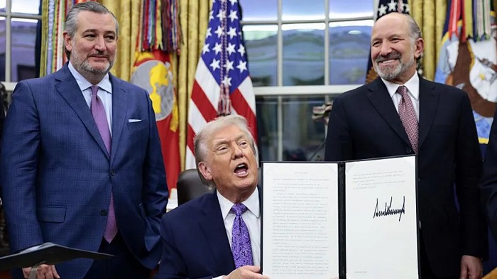 President Trump signed the order in the Oval Office, surrounded by some of his top advisers