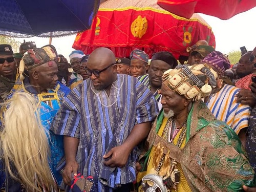 Ya-Na Abukari II (right), Overlord of Dagbon, with Yagbonwura Bii-Kunuto Jewu Soale I (left), Overlord of Gonja, in tête-à-tête with Salisu Bi-Awuribe (middle), Savannah Regional Minister 