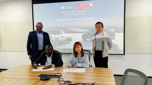  Atta Frimpong Addo (left), the CEO of Ronor Motors, and Nichol Lee, a representative of ROX Motor, signing the agreement at the Corporate Head Office of ROX Motor in Shanghai, China