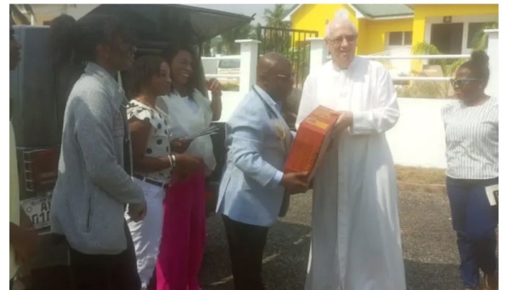 Dr Kofi Kyei Sarfo (3rd from right), US-based Philanthropist, presenting the items to Rev. Father Andrew Campbell