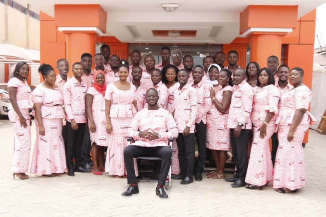 A group picture of staff in ALSALE’s branded cloth 