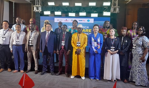 Sihong Jiang (in blue) and other dignitaries together with the participants after the conference