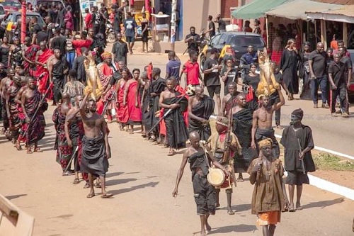 A retinue of chiefs on their way to pay their respects to the late Nana Bosoma Asor Nkrawiri II