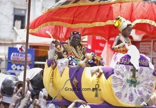 Osabarimba Kwesi Atta II, Oguaamanhen, arriving at the Fetu Afahye durbar grounds Osabarimba Kwesi Atta II, Oguaamanhen, arriving at the Fetu Afahye durbar grounds