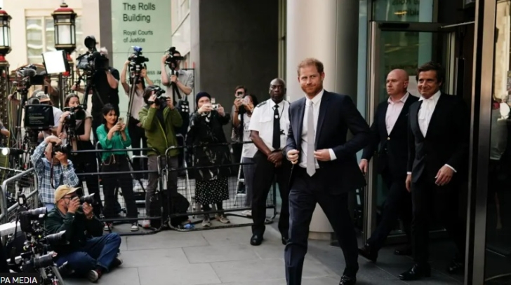 Prince Harry leaving court during his 2023 hacking case against the Daily Mirror. His barrister David Sherborne on his left