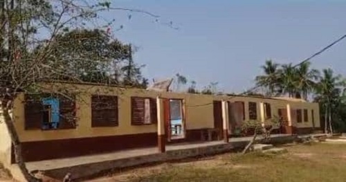 The Assin Nuanua Fantse school with its roof ripped off