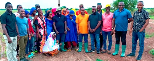 Dr Peter Boamah Otokunor (arrowed), Director of Presidential Initiatives in Agriculture and Agribusiness, with some farmers