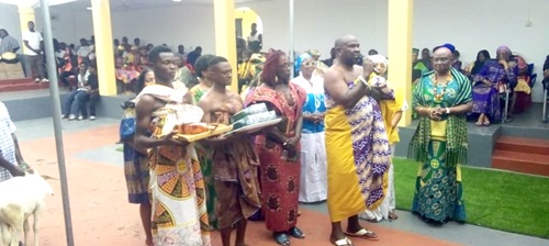The diaspora group led by Diallo Sumbry presenting some items to the paramountcy at the engagement