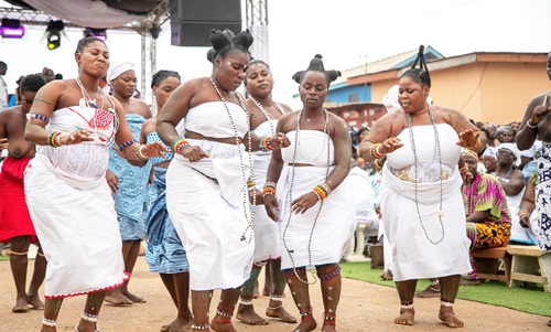 Wɔyei performing the Kple dance
