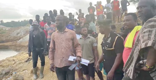 Umar Ahmed (arrowed), DCE for Denkyembour, the police and some town folk arriving at the galamsey site where over 20 illegal miners were trapped 
