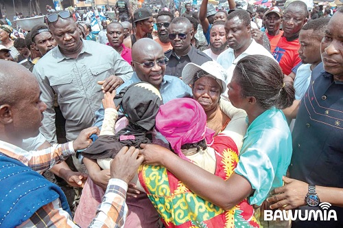Dr Mahamudu Bawumia (arrowed) being mobbed by some market women at Adum, Kumasi