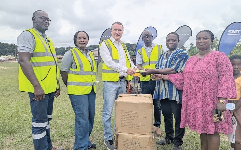 SMT Ghana team, led by Amaury Lescaux (middle), Hilda Peasah (2nd from left) and Jasper Agbakpe (left), handed over the donation to the leadership of the School, led by Benjamin Mensah (2nd from right)