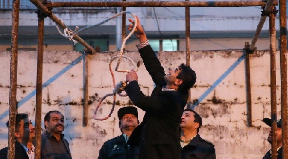 Iran: Man convicted of killing doctor executed in public