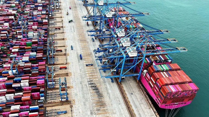 China accuses US of 'double standards' over tariff threat