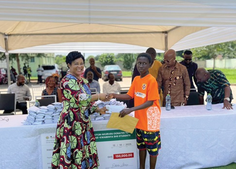 Eliklim Akurugu (left), MP, Dome- Kwabenya Constituency presenting a cheque to Eric Sey at the event