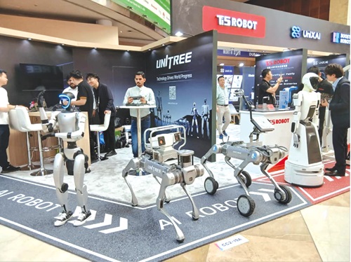 The humanoid robots on display at the UNiTree exhibition stand