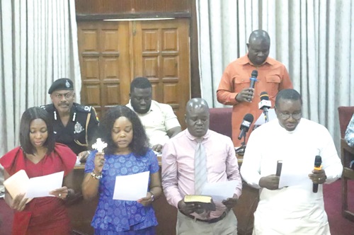 Albert Kwabena Dwumfuor (arrowed), President of the GJA, swearing in the new leadership of the GJA chapter in the Ashanti Region. From right are Kofi Adu Domfeh, Regional Chairman; Nicholas Osei-Wusu, Vice Chairperson; Beatrice Spio Gabbrah, General Secretary, and Dr Neta Kris Abiana Pasram, Treasurer. Seated behind are DCOP Emmanuel Teye Cudjoe (left), Regional Police Commander, and Dr Frank Amoakohene, Ashanti Regional Minister. Picture: EMMANUEL BAAH