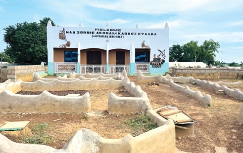 The defence wall in front of the palace conference hall