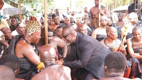 Justice Paul Baffoe-Bonnie, acting Chief Justice, commiserating with Otumfuo Osei Tutu II