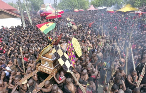 Hundreds of mourners at the dɔte yie of Nana Afia Kobi Serwaa Apem II at Manhyia