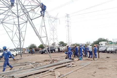 Engineers working to fix the damaged pylon Engineers working to fix the damaged pylon